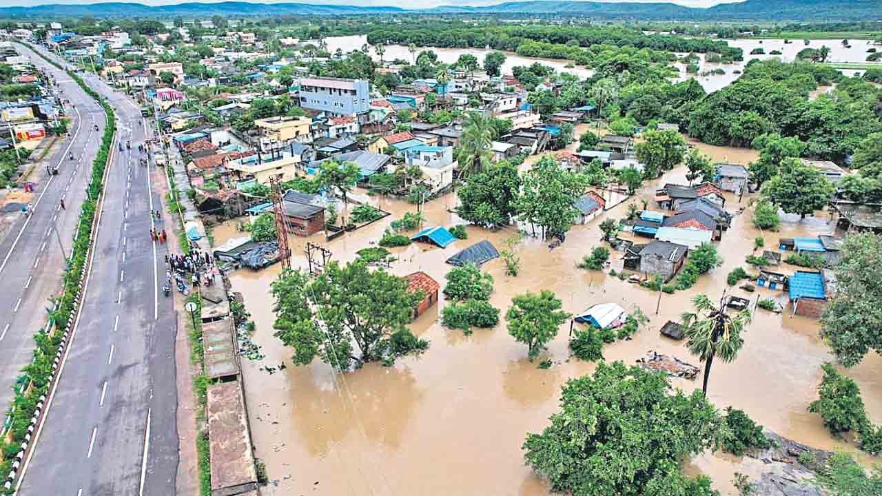 Heavy Rains | భారీ వర్షాలతో హైవేలపై రాకపోకలు బంద్.. లోతట్టు ప్రాంతాలు జలమయం
