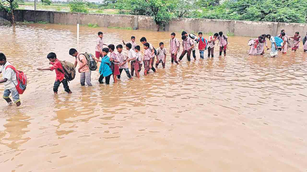 Andhrajyothy | పిల్లలను వరదలో నడిపించింది ఎవరు? టీచర్‌ నిర్వాకాన్ని ప్రభుత్వానికి అంటగట్టాలని యత్నించి చేతులు కాల్చుకున్న ఆంధ్రజ్యోతి