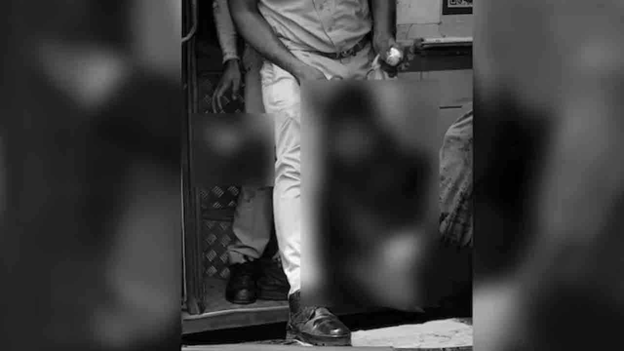 gangster shot dead | బస్సులోకి వెళ్లి పోలీసుల కళ్లలో కారం చల్లి.. నిందితుడ్ని కాల్చి చంపిన దుండగులు