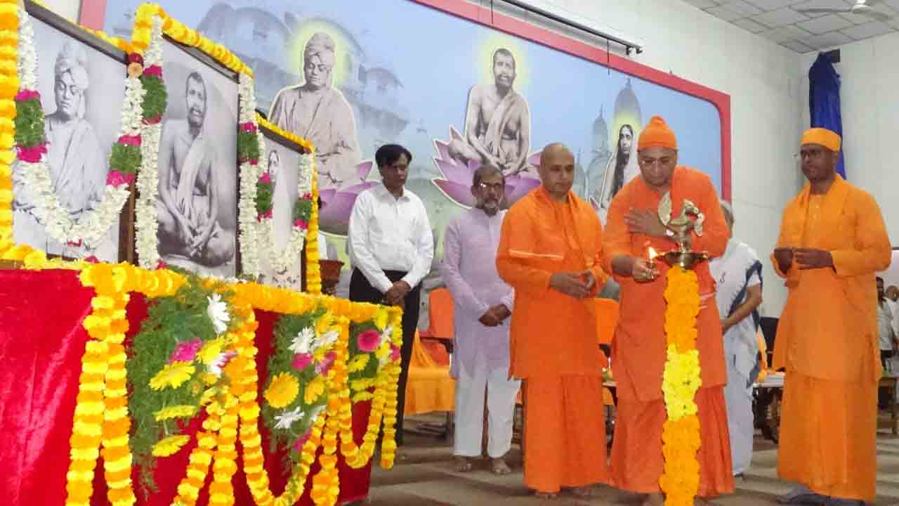 Swami Bodhamayananda | నిత్య జీవితంలో ఆచరణే వేదాంత పరమలక్ష్యం : స్వామి బోధమయానంద