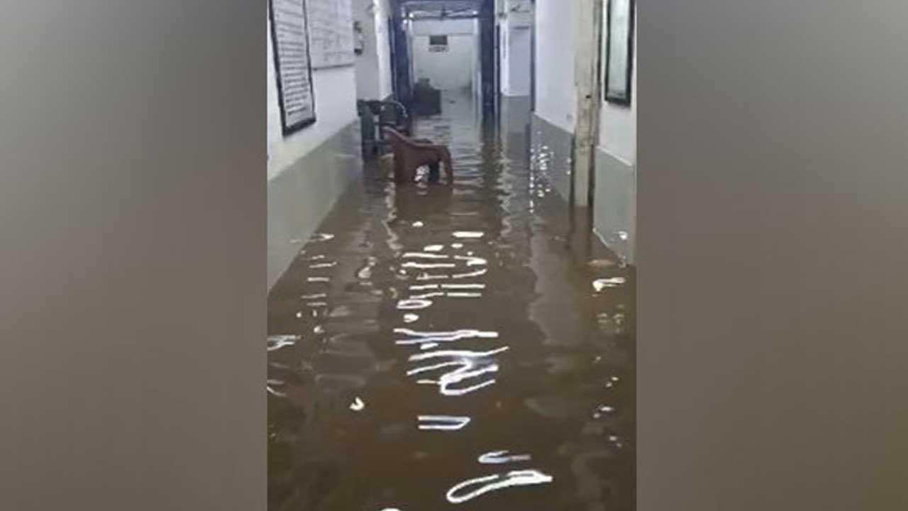 Police Station in Floods | మహారాష్ట్రలో భారీ వర్షాలు.. వరద నీటిలో మునిగిన పోలీస్‌ స్టేషన్