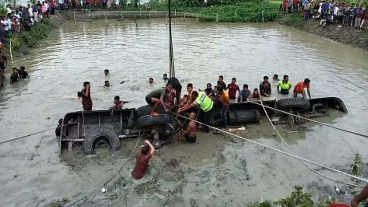 Road Accident | అదుపుతప్పి చెరువులోకి దూసుకెళ్లిన బస్సు.. 17 మంది దుర్మరణం