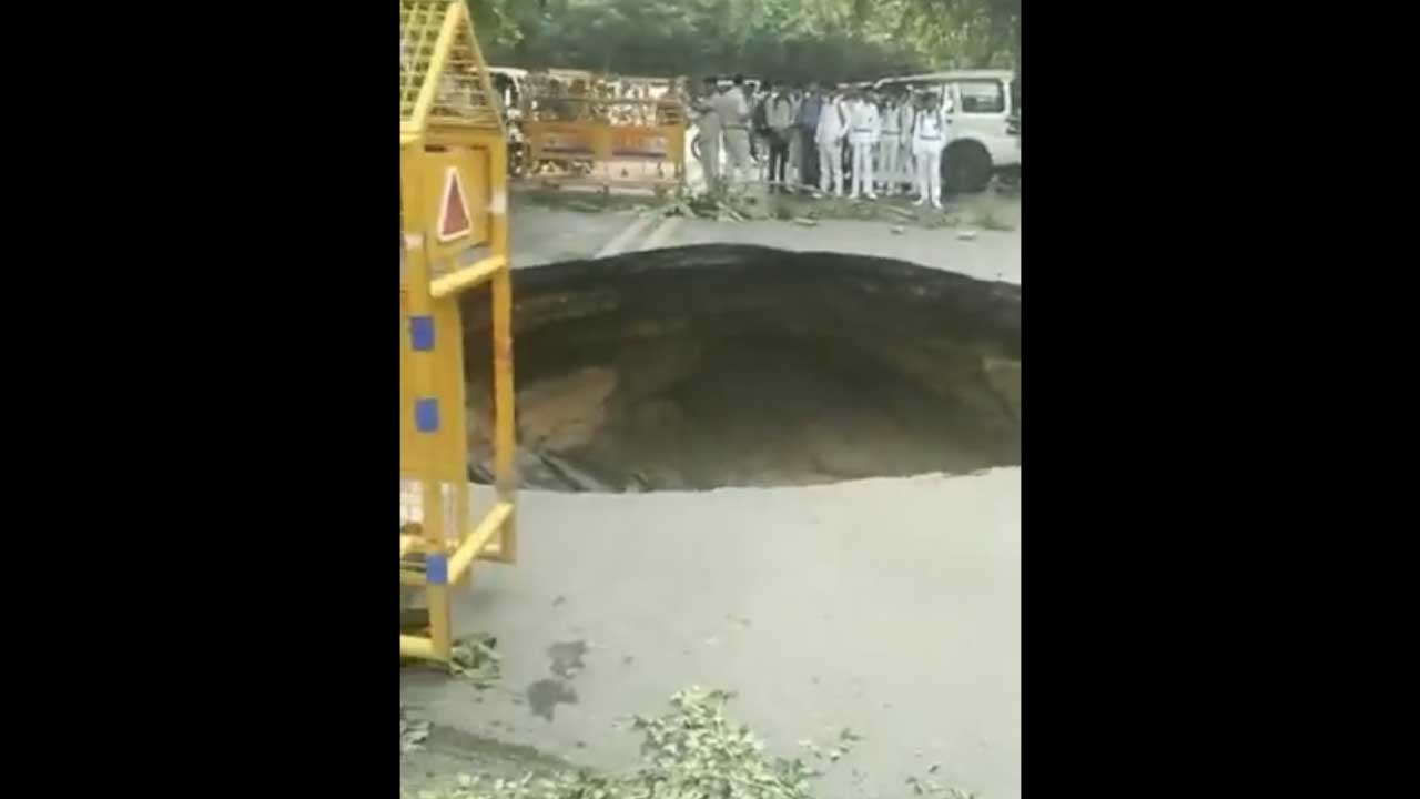 Video | ఒక్కసారిగా కుంగడంతో నడిరోడ్డుపై బావిలా గుంత.. టైమ్‌కు వాహనాలేమీ రాకపోవడంతో తప్పిన ముప్పు