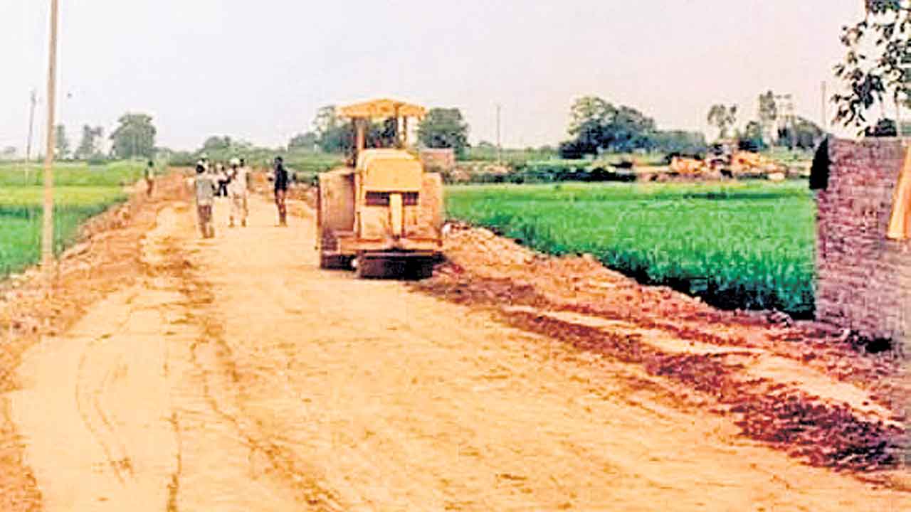 నత్తనడకన పీఎంజీఎస్‌వై రోడ్ల నిర్మాణం