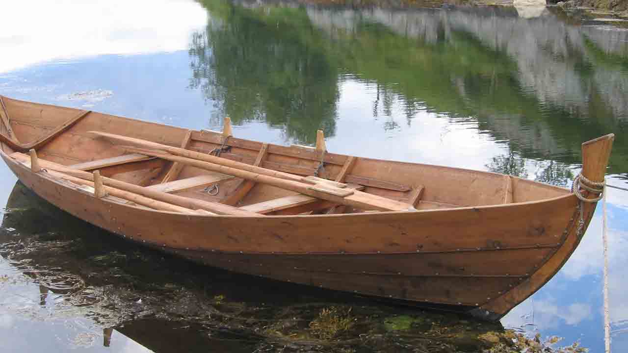 బోటులో కోర్టుకు నిందితులు