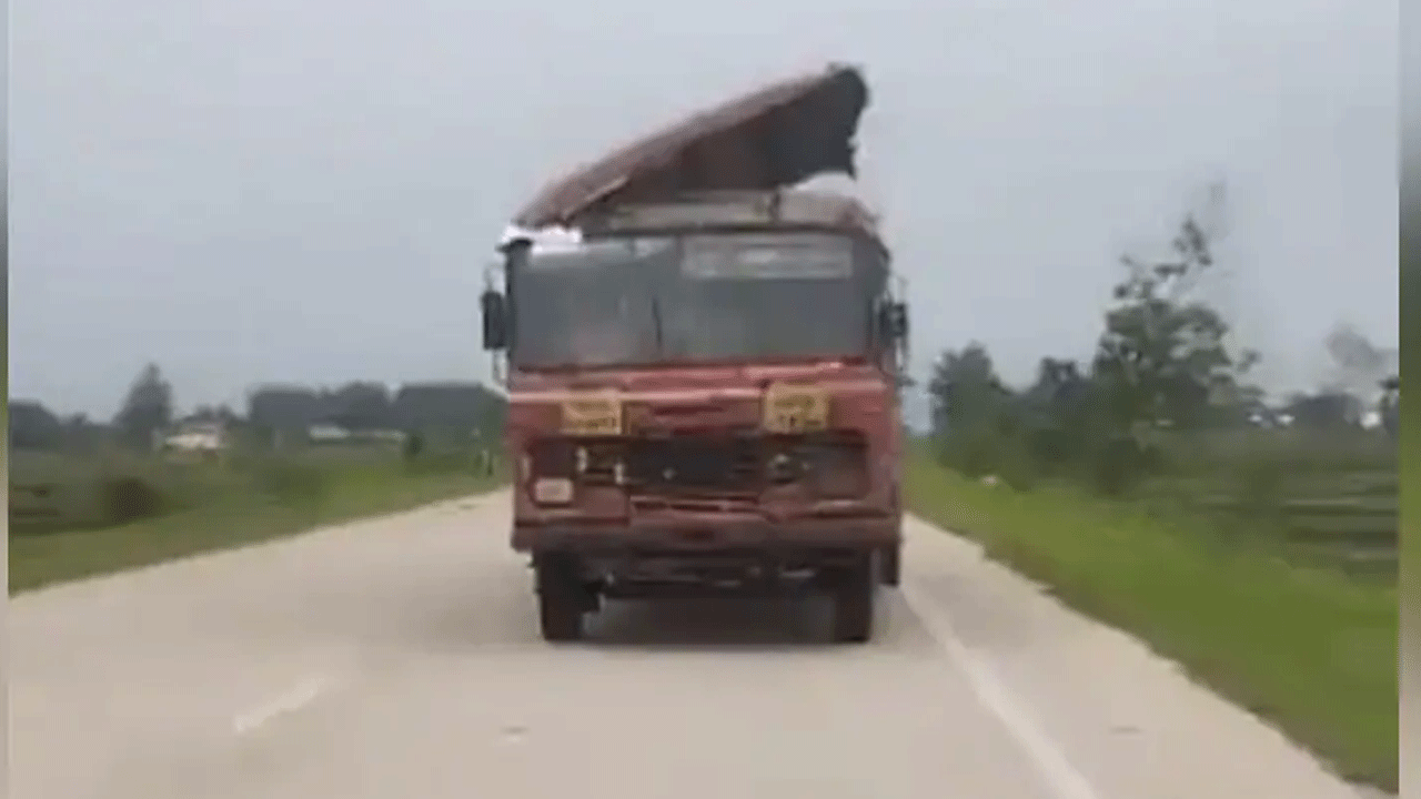 RTC Bus | పైకప్పు ఊడినా రోడ్డుపై దూసుకెళ్లిన ఆర్టీసీ బస్సు.. వీడియో