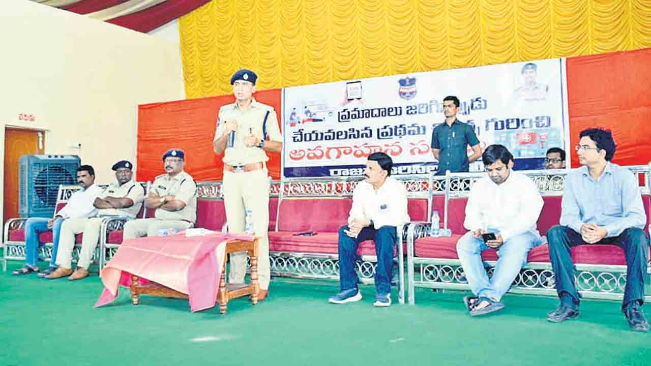 ప్రమాదాల నివారణకు రోడ్‌ సేఫ్టీ కమిటీలు.. ప్రాణాలు కాపాడిన వారికి అవార్డులు