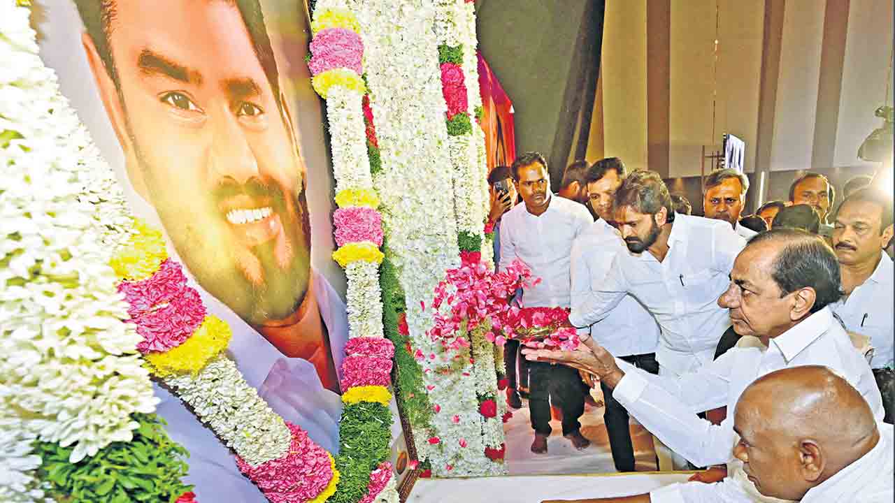 సాయిచంద్‌కు సీఎం, మంత్రుల ఘన నివాళి
