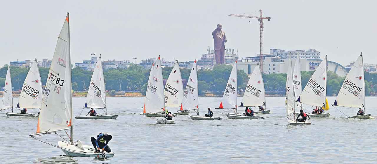 అలలపై పోటాపోటీగా..