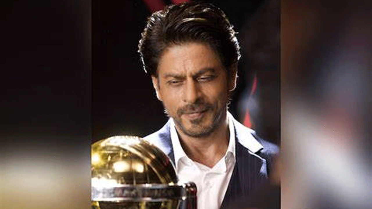 World Cup Trophy | కింగ్ ఖాన్ చేతిలో CWC23 ట్రోఫీ .. ఫొటో షేర్ చేసిన ఐసీసీ