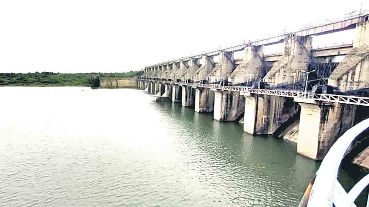 వర్షంలోనూ జనం వెన్నంటే..