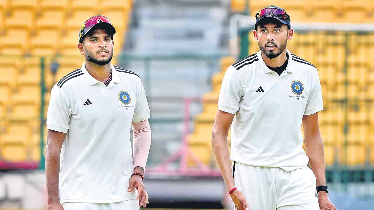 వెస్ట్‌ జోన్‌ 129/7 సౌత్‌జోన్‌తో దులీప్‌ ట్రోఫీ ఫైనల్‌