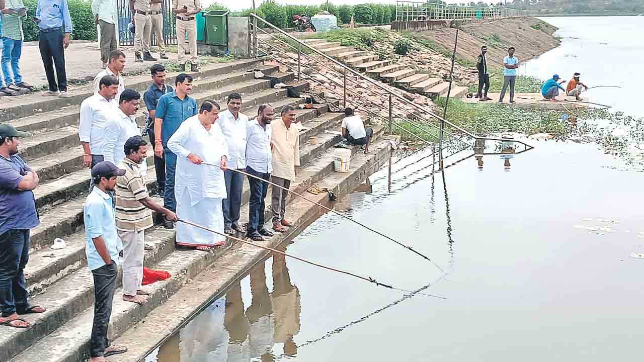 కల్కి చెరువులో పోచారం చేపల వేట