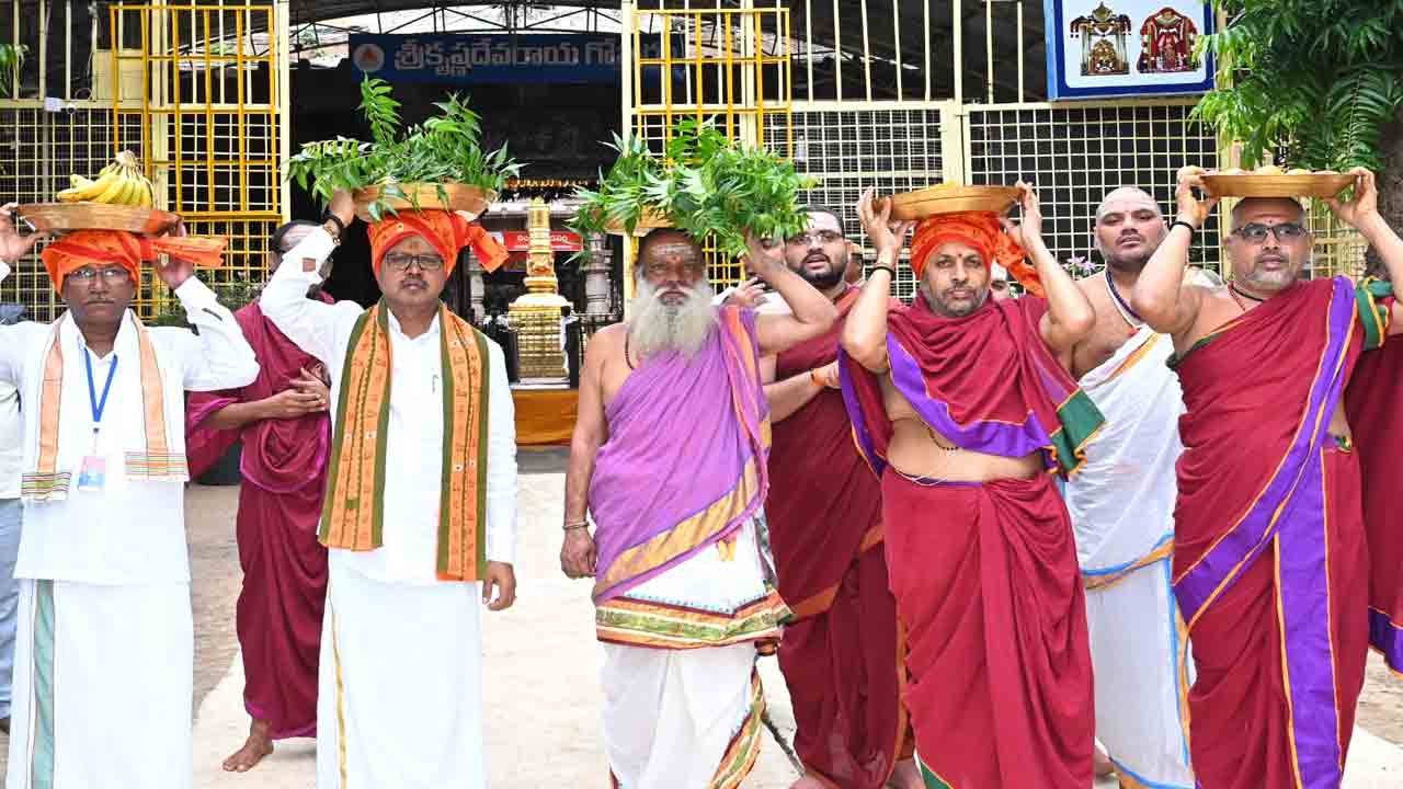 Srisailam | శ్రీశైలం క్షేత్రంలో అంకాళమ్మ అమ్మవారికి ఘనంగా బోనం సమర్పణ