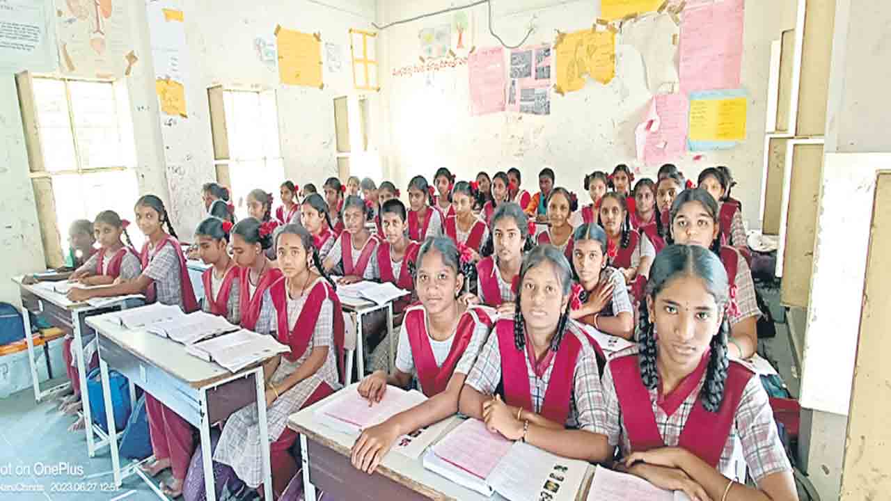 కొత్త డిజైన్లతో యూనిఫాం