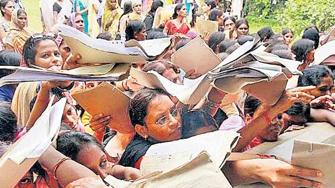 Jobs | కేంద్రంలో 10 లక్షల ఉద్యోగాలు ఖాళీ.. అయినా పోస్టులు భర్తీ చేయని బీజేపీ సర్కారు