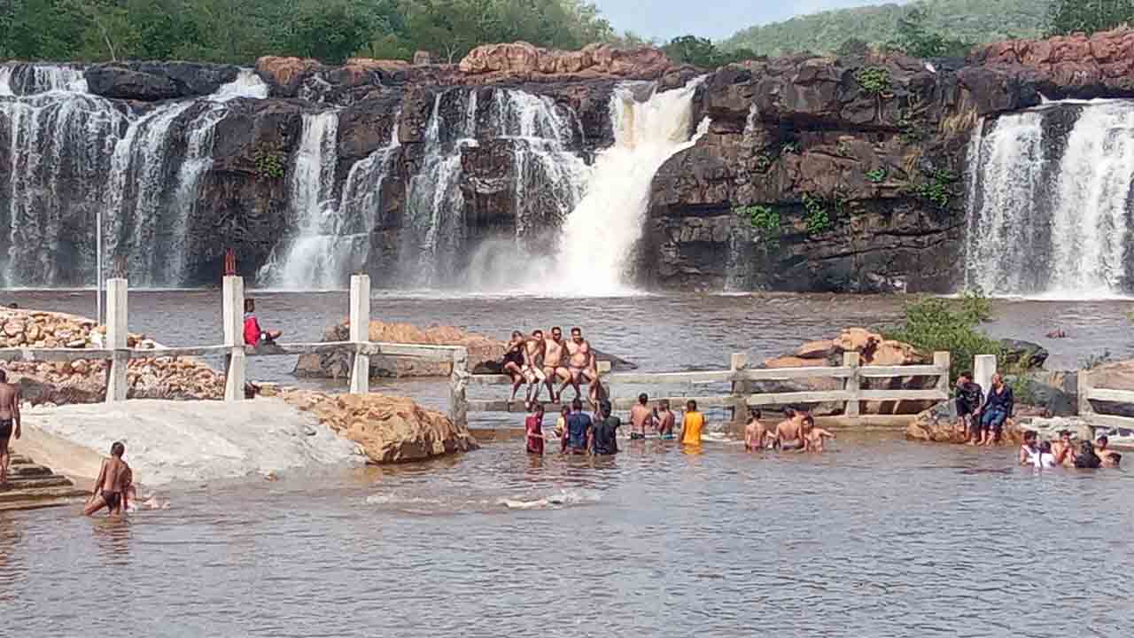 ‘బొగత’ అందాలకు జనం ఫిదా!