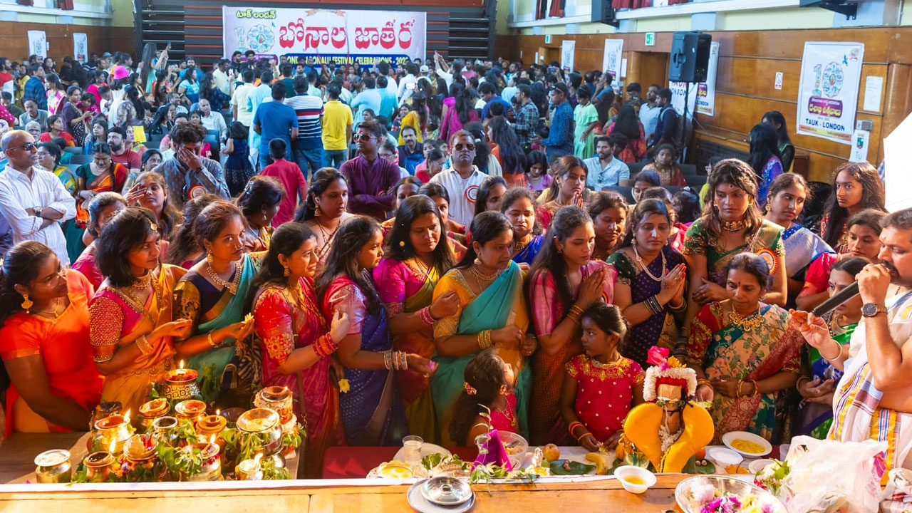 TAUK | లండన్‌లో ఘనంగా బోనాల జాతర.. ఆకట్టుకున్న పోతరాజు నృత్యాలు