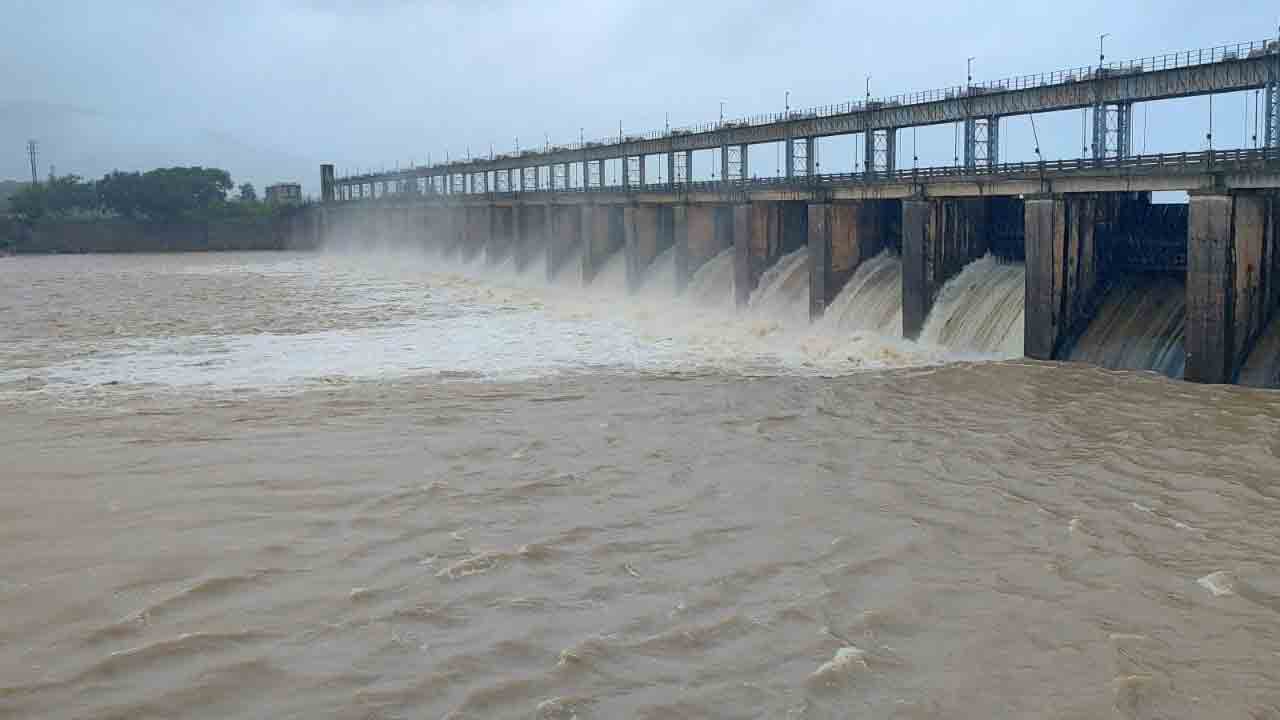 Taliperu project | తాలిపేరు ప్రాజెక్టుకు భారీగా వరద నీరు .. 22 గేట్లు ఎత్తివేత