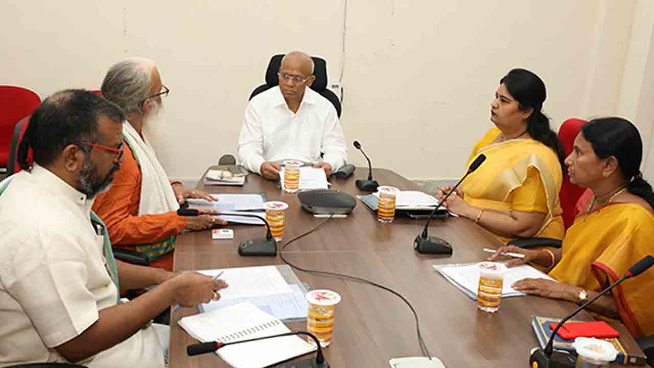 TTD EO | ఎస్వీ , సంస్కృత విశ్వవిద్యాలయాలతో తాళపత్రాల స్కానింగ్ పై ఎంఓయూలు చేసుకోవాలి : టీటీడీ ఈవో