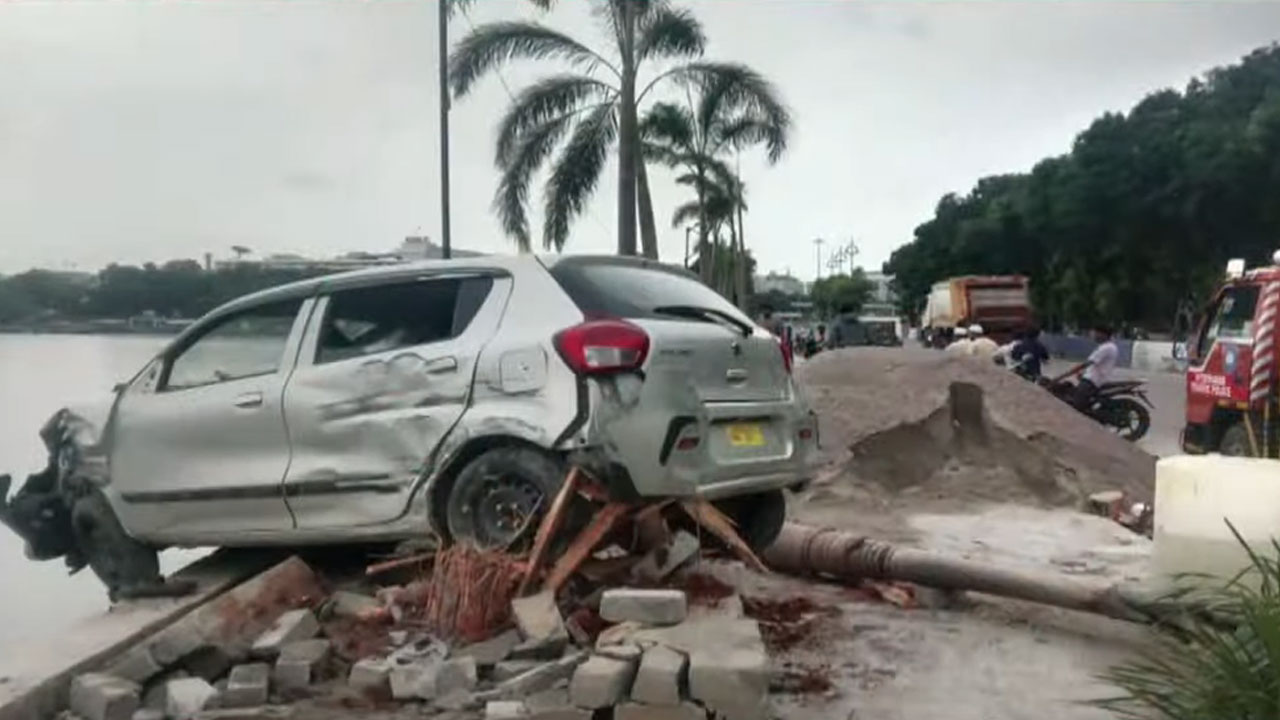 Tank Bund | ట్యాంక్‌బండ్‌పై కారు బీభత్సం.. అదుపుతప్పి హుస్సేన్‌సాగర్‌ రేలింగ్‌కు ఢీ