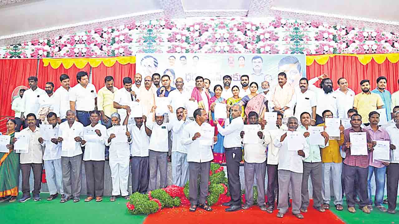 బతికుండగా పాస్‌బుక్కులు చూస్తమనుకోలేదు..