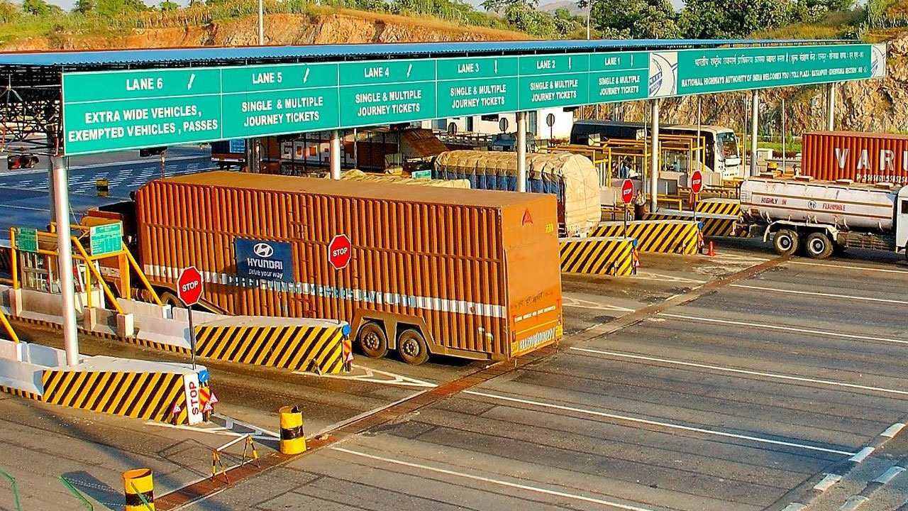 Road accident | టోల్‌గేట్ వద్ద ఆగి ఉన్న లారీని ఢీకొట్టిన జీపు.. ఇద్దరు దుర్మరణం