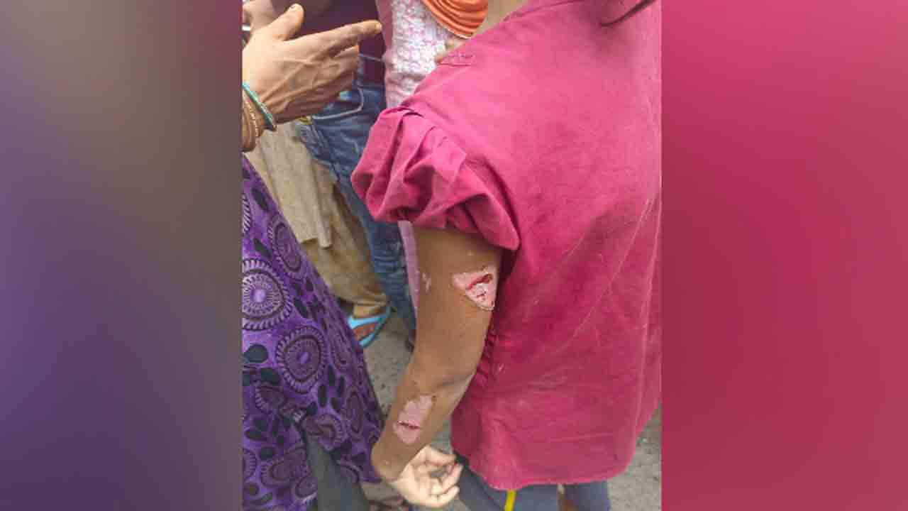 Watch: ఇంట్లో పని చేస్తున్న బాలికకు చిత్రహింసలు.. మహిళా పైలట్‌, ఆమె భర్తను చితకబాదిన జనం