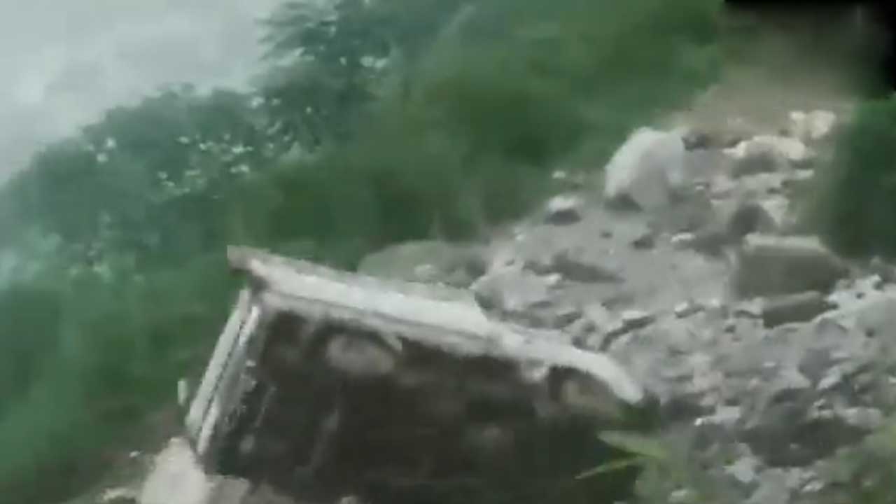 Truck overturned | కొండచరియలు తగిలి ఫల్టీలు కొడుతూ లోయలోపడ్డ మినీ ట్రక్కు.. Video