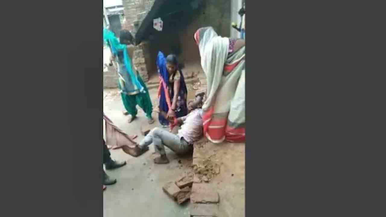 Watch: ఇంటి ఖర్చుల గురించి అడిగిన భర్త.. అతడ్ని కట్టేసి సోదరితో కలిసి దారుణంగా కొట్టిన భార్య