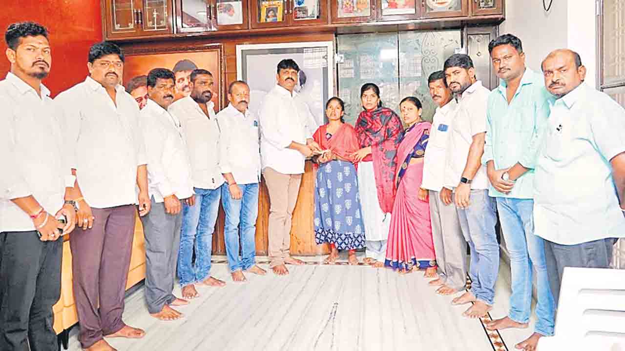 నాయకులు, కార్యకర్తలకు అండగా బీఆర్‌ఎస్‌ ..