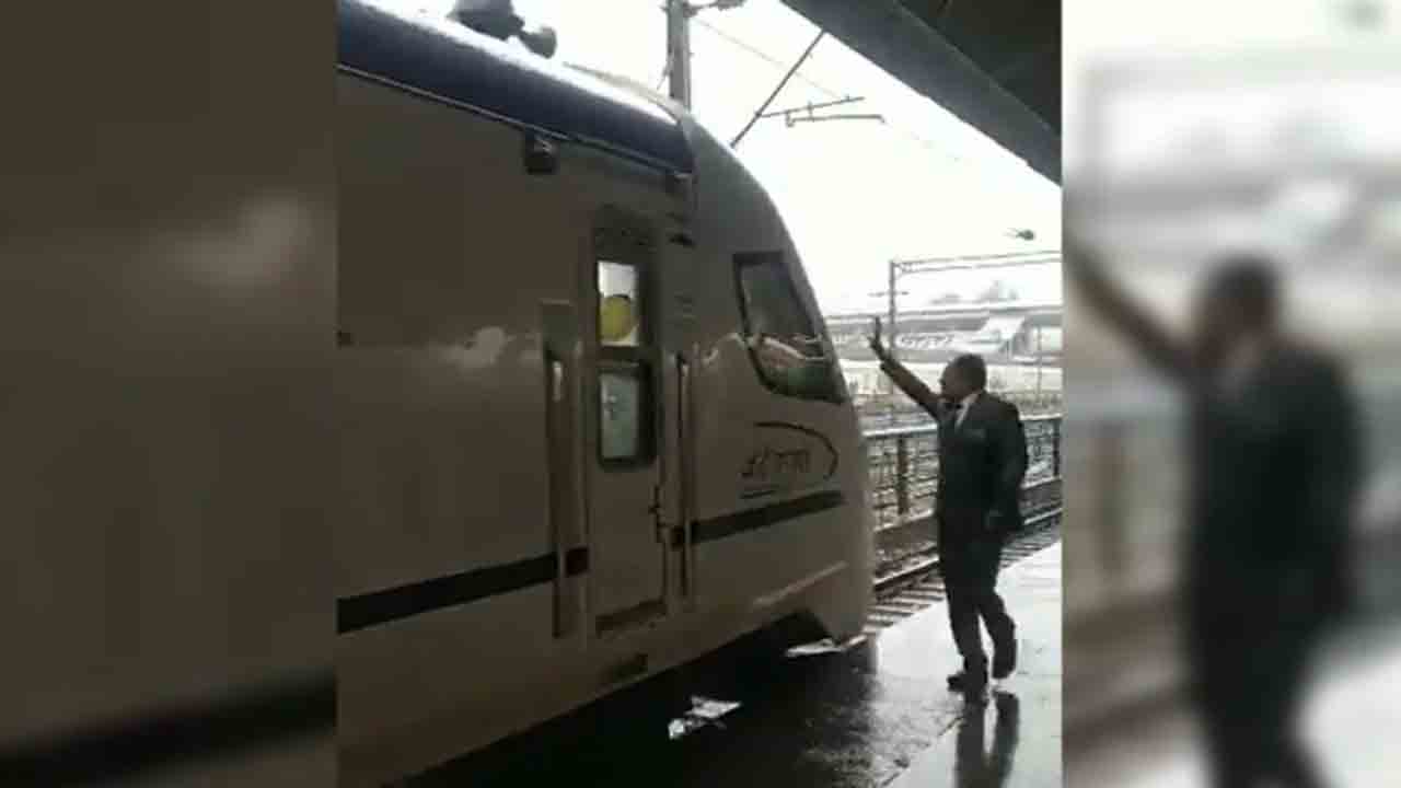 Watch: ప్రమాదం నుంచి తృటిలో తప్పించుకున్న.. వందే భారత్‌ ఎక్స్‌ప్రెస్‌ టీసీ