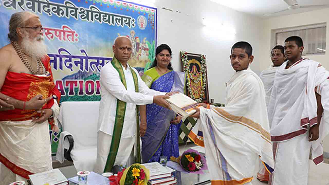 Tirupati | ప్రపంచ వేద విజ్ఞాన కేంద్రంగా శ్రీ వేంకటేశ్వర వేద విశ్వవిద్యాలయం రూపుదిద్దుకోవాలి : టీటీడీ ఈవో