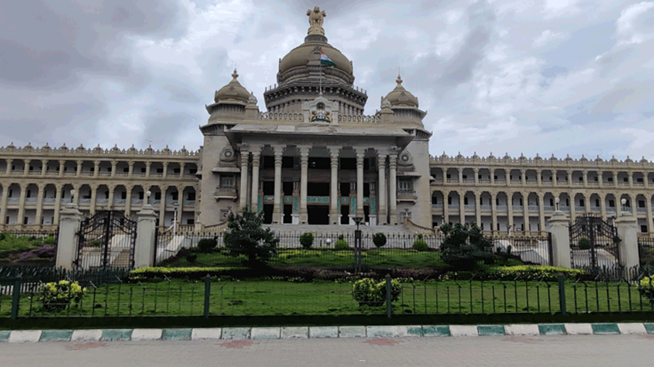 Vidhana Soudha | కర్ణాటక అసెంబ్లీ వద్ద మరోసారి కలకలం.. కత్తితో ప్రవేశించేందుకు మహిళ యత్నం