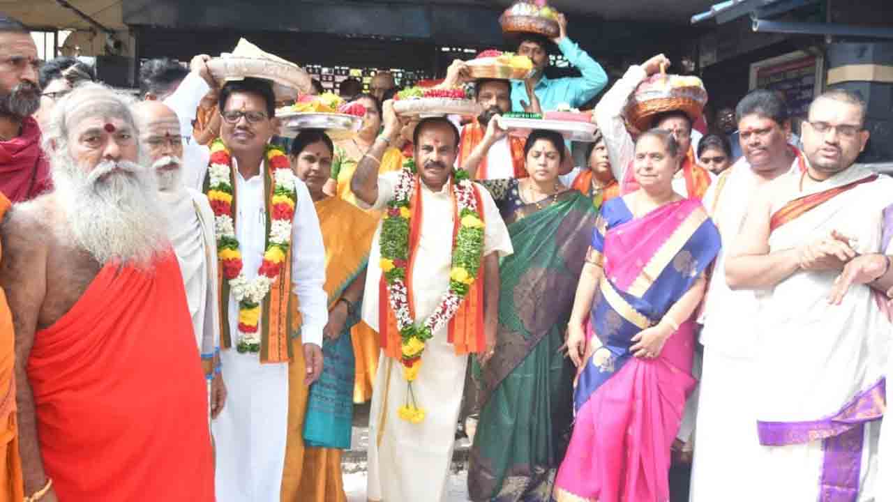 Indrakiladri | విజయవాడ కనకదుర్గమ్మకు శ్రీశైలం దేవస్థానం తరుఫున సారె సమర్పణ