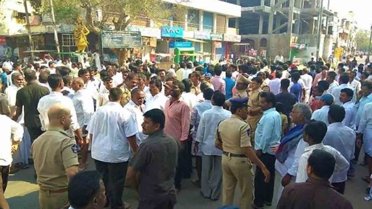 Police Firing | వినుకొండలో ఉద్రిక్తత.. గాల్లోకి పోలీసుల కాల్పులు