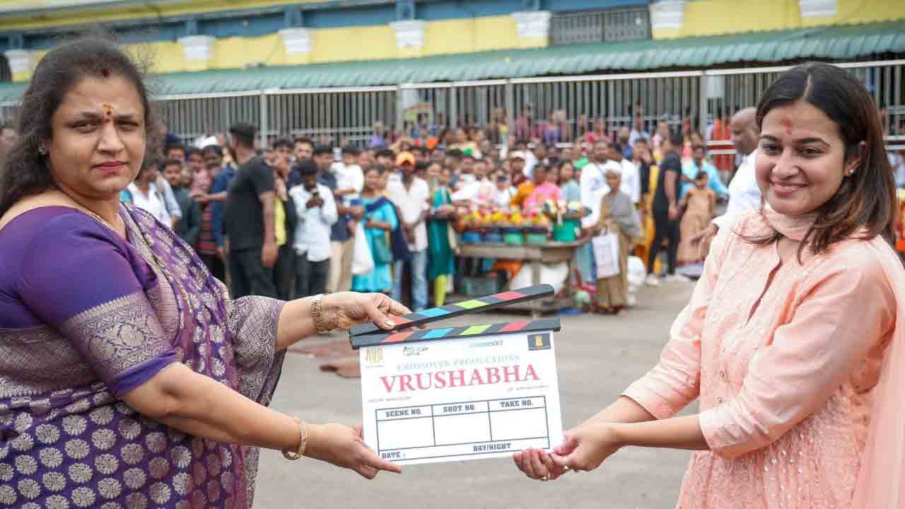 VRUSHABHA | మోహన్‌ లాల్‌ వృషభకు క్లాప్ కొట్టిన ఊహ.. ట్రెండింగ్‌లో స్టిల్స్‌