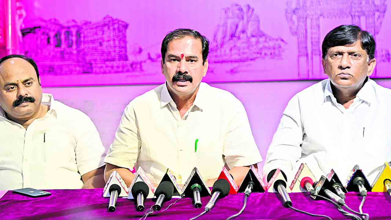 విపత్కర పరిస్థితుల్లో రాజకీయాలా?