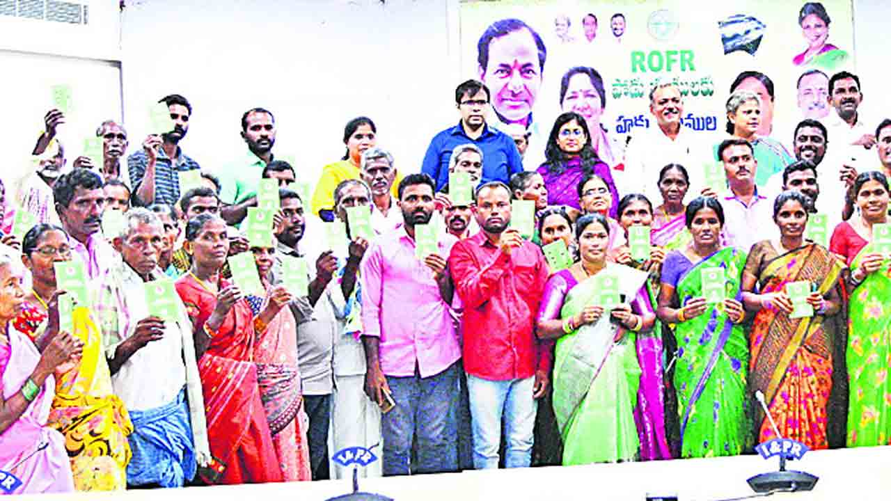 తెలంగాణలోనే గిరిజనులకు పోడు పట్టాలు