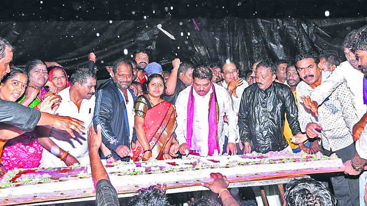 పట్టణాల్లో అభివృద్ధి పరుగులు