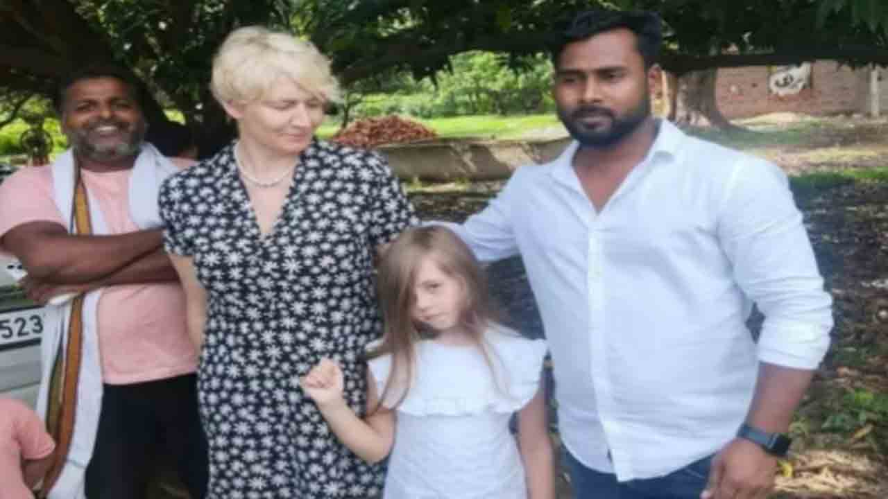 Woman Flies To India | సరిహద్దులు దాటిన మరో జంట ప్రేమ కథ.. జార్ఖండ్‌ వ్యక్తిని పెళ్లాడేందుకు కుమార్తెతో కలిసి వచ్చిన   పోలాండ్‌ మహిళ