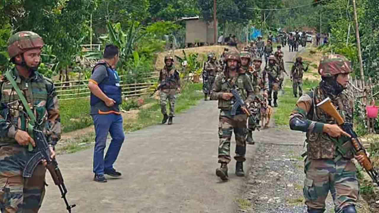 Manipur Violence: మణిపూర్‌లో ఆగని హింస.. స్కూల్‌ వెలుపల మహిళ కాల్చివేత