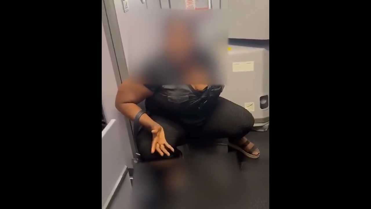 Viral video | టాయిలెట్స్ వాడుకోనివ్వలేదని విమానం ఫ్లోర్‌పైనే మూత్రం పోసిన మహిళ..!