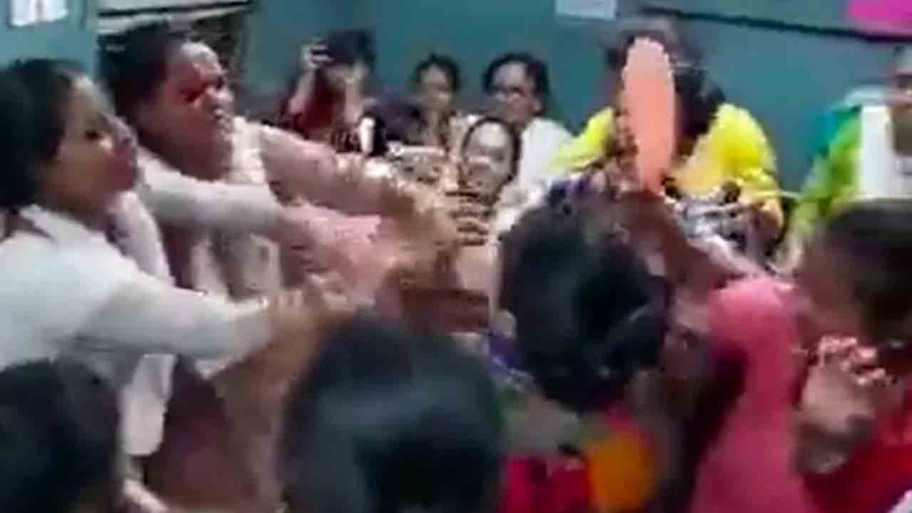 Watch: లోకల్‌ ట్రైన్‌లో మహిళల మధ్య ఘర్షణ.. దారుణంగా కొట్టుకున్న వీడియో వైరల్‌