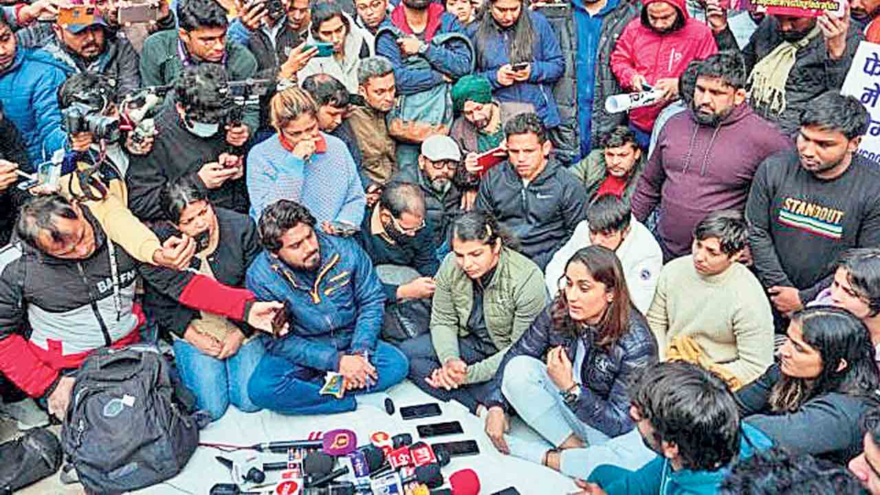 నిందితులకు రక్ష.. అమ్మాయిలకు శిక్ష