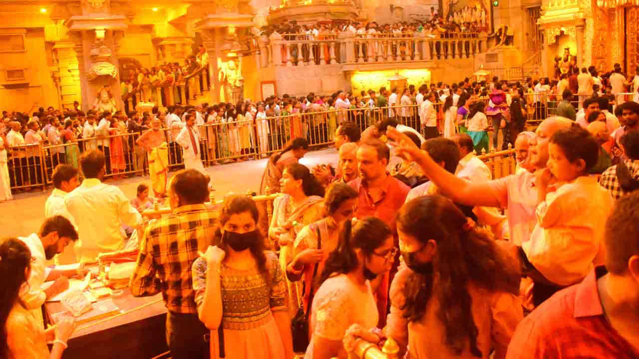 యాదగిరిగుట్టలో భక్తజన సందడి