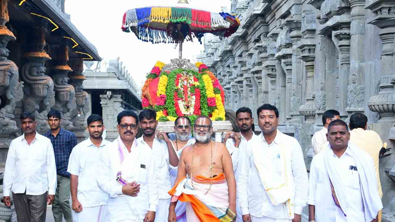 గుట్టలో వైభవంగా నిత్యార్చనలు