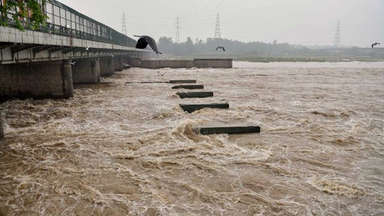 Yamuna River flow | ప్రమాదకరంగా యమునా నది.. 44 ఏళ్ల తర్వాత రికార్డు వరద.. అత్యవసర సమావేశంలో ఢిల్లీ సీఎం