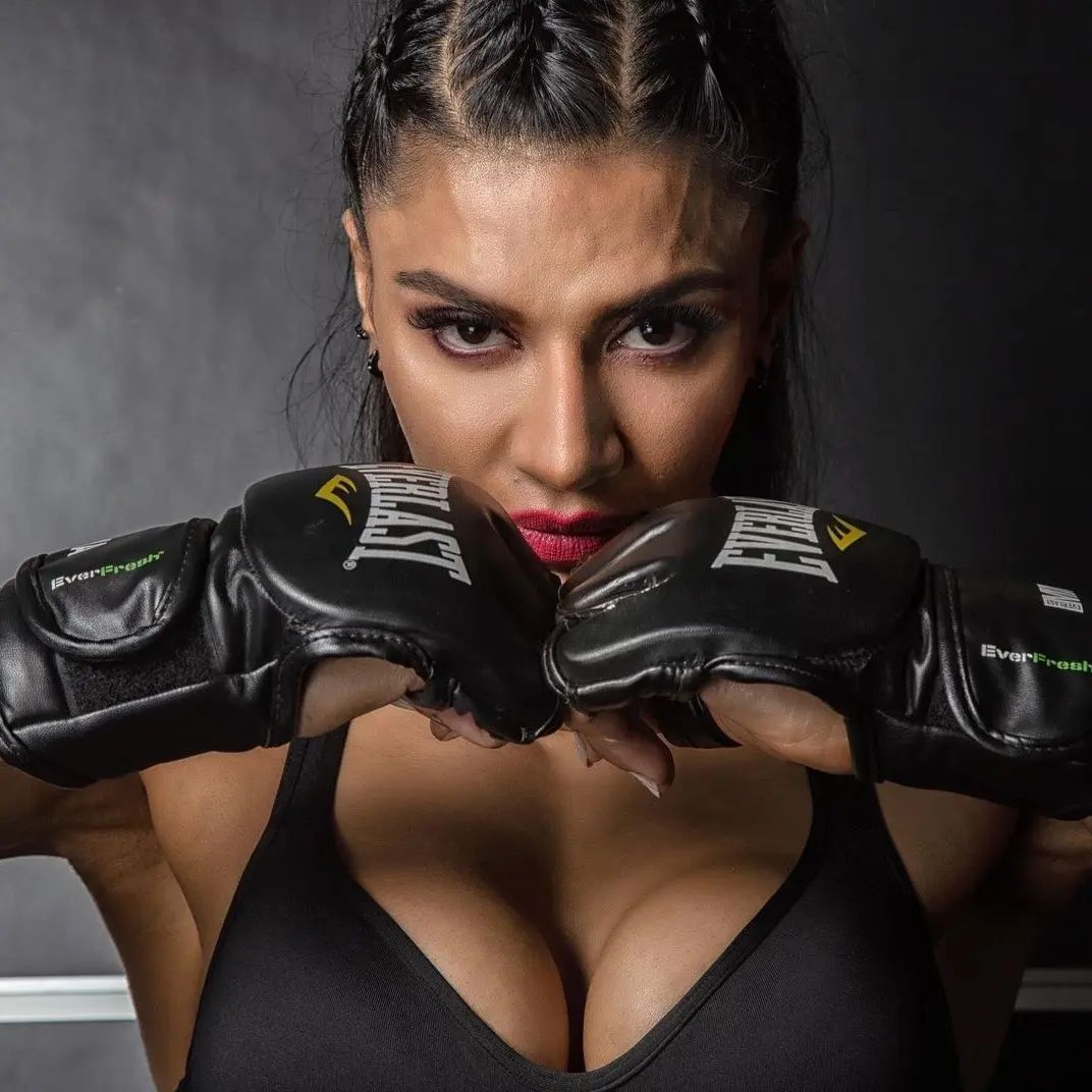 దీంతో మానెయ్యాలని అనుకుంది. తన పట్టుదల చూసి జిమ్‌ యజమాని ఓ ఆఫర్‌ ఇచ్చాడు. 