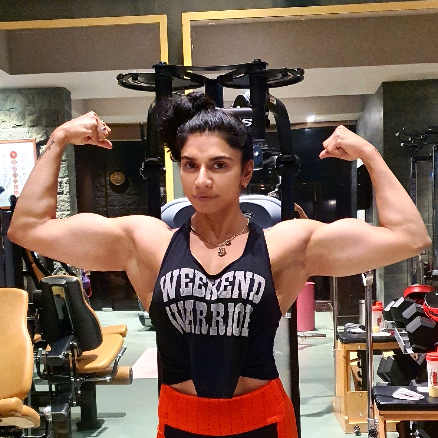 ఖాళీ సమయంలో ట్రైనర్‌గా పనిచేయమని సలహా ఇచ్చాడు. ఆ అనుభవంతో ఓ ప్రపంచశ్రేణి జిమ్‌లో ఉద్యోగం వచ్చింది. 